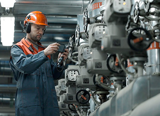 Mantenimiento a válvulas y trampas en línea de fluidos.