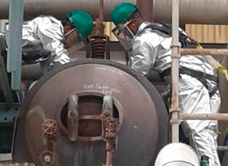 Cambio de trampas con todas las precauciones para realizar la actividad